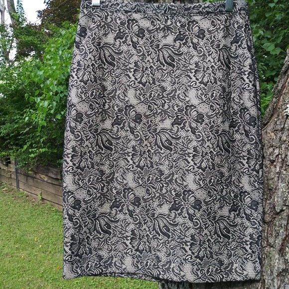 Lace pencil skirt - Picture 4 of 4